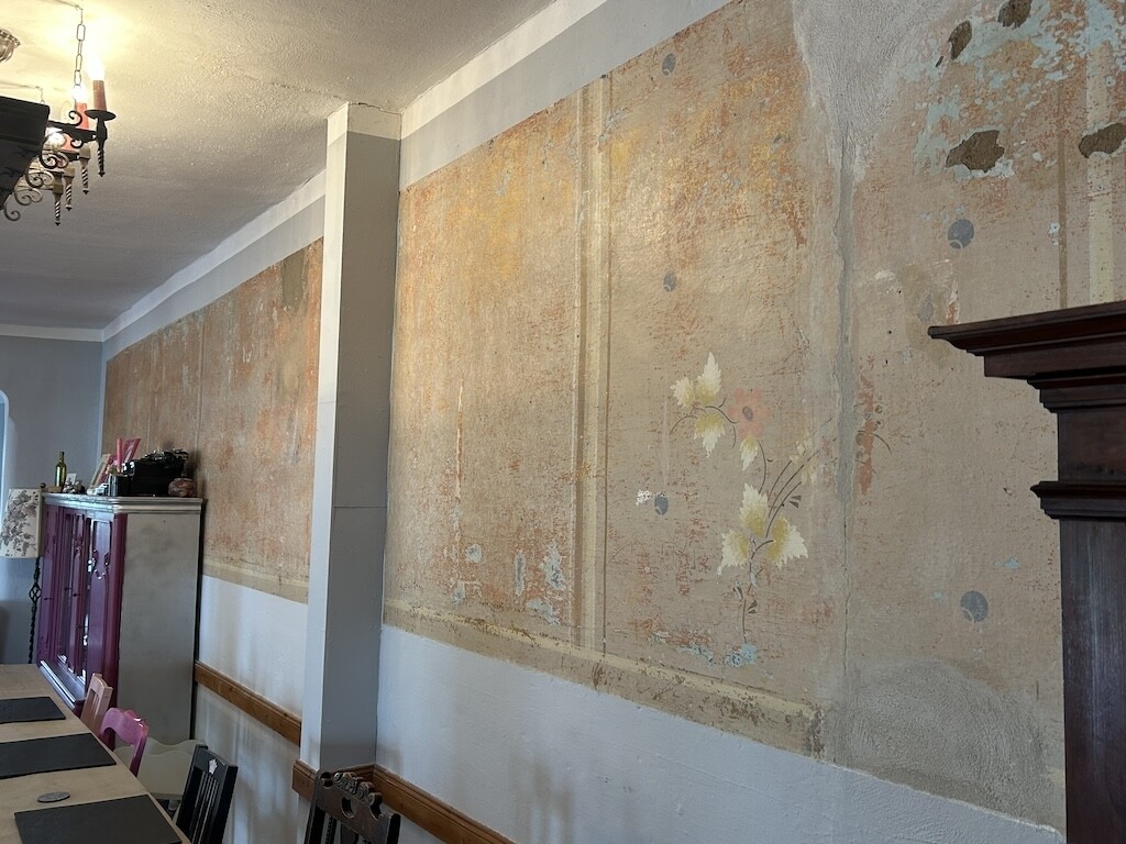 Wandmalereien im ehem. Festsaal, liebevoll restauriert und erhalten