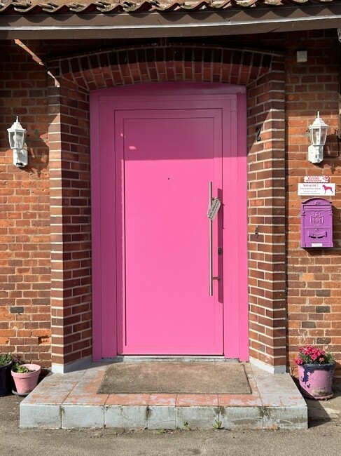 einziges Haus mit rosa Tür im Ort