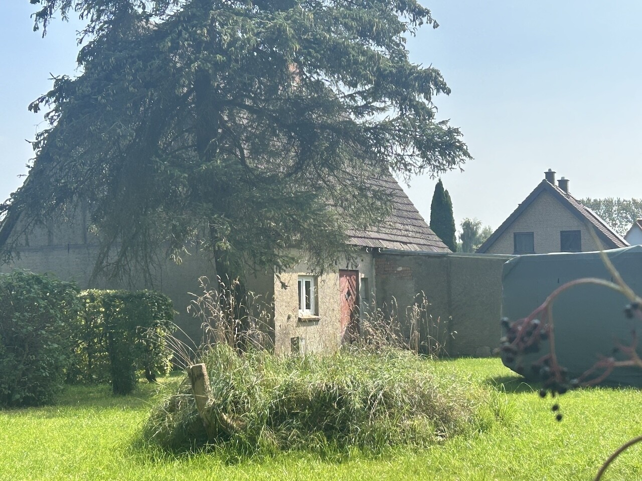 Bilck auf das Haus von einem der Gartenflächen aus