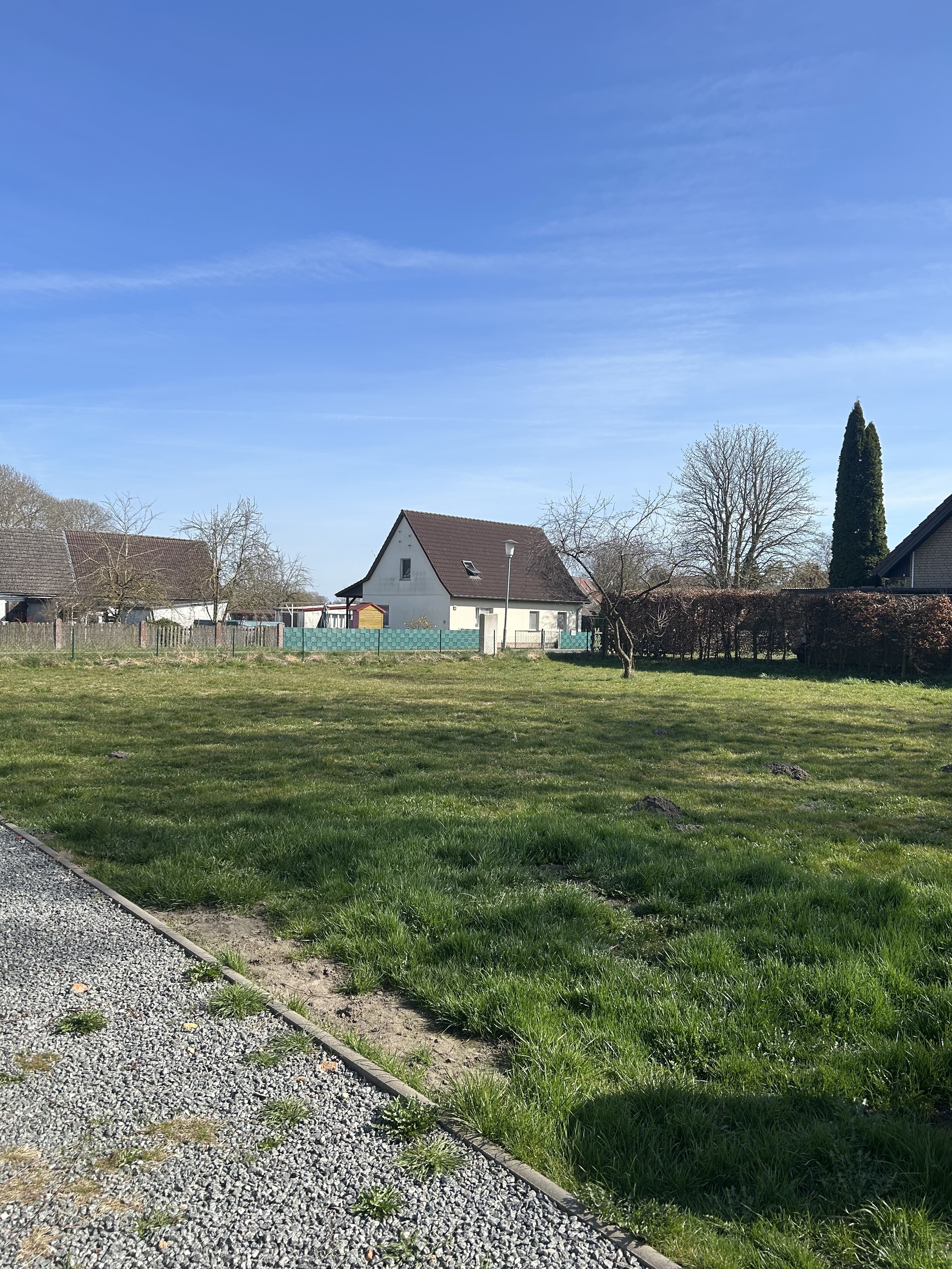 Ein herrlich gelegendes Grundstück mit freiem Blick auf Äcker und Felder der Region