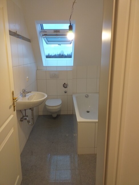 Bad mit Wanne und Fenster