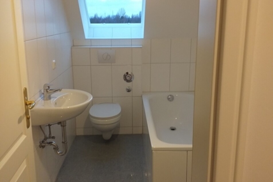 Bad mit Wanne und Fenster