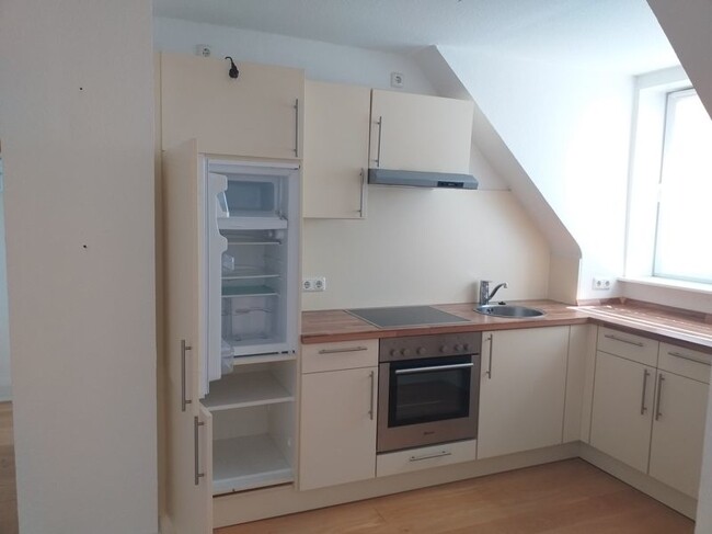 Küche in Dachgaubennische