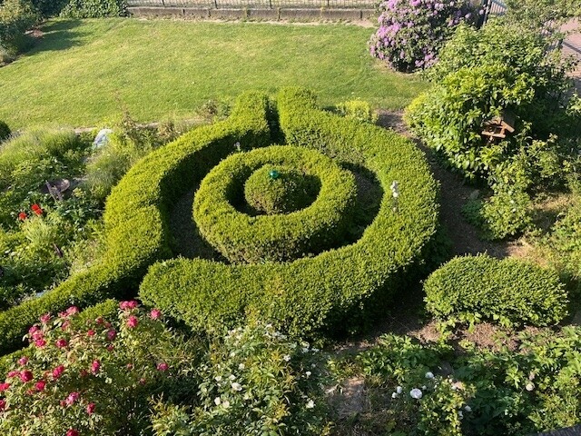 liebevoll gestalteter Garten