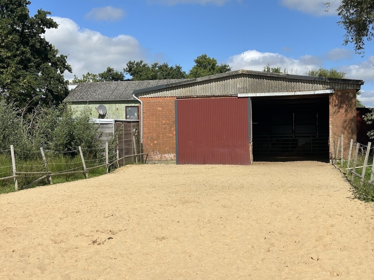 Bewegungshalle mit Paddock