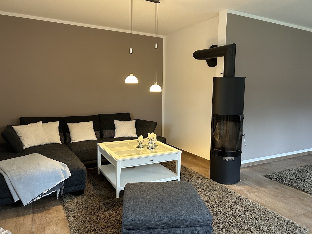 behaglicher Wohnraum mit Kaminofen