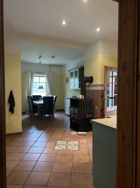 Küche mit Essplatz und Kaminofen