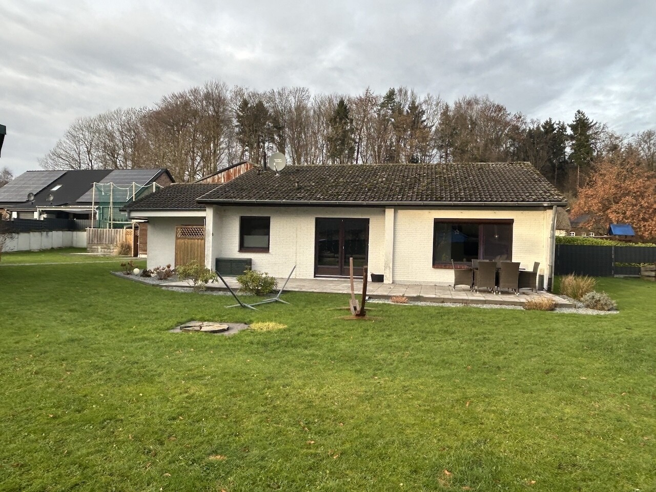 ein herrlich großer Garten und eine großzügige Terrasse