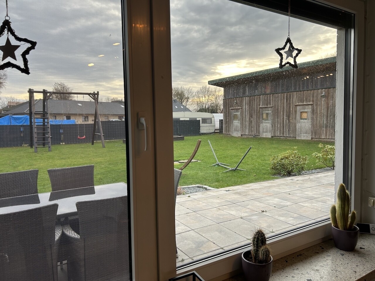 Blick in den Garten vom Wohnraum aus