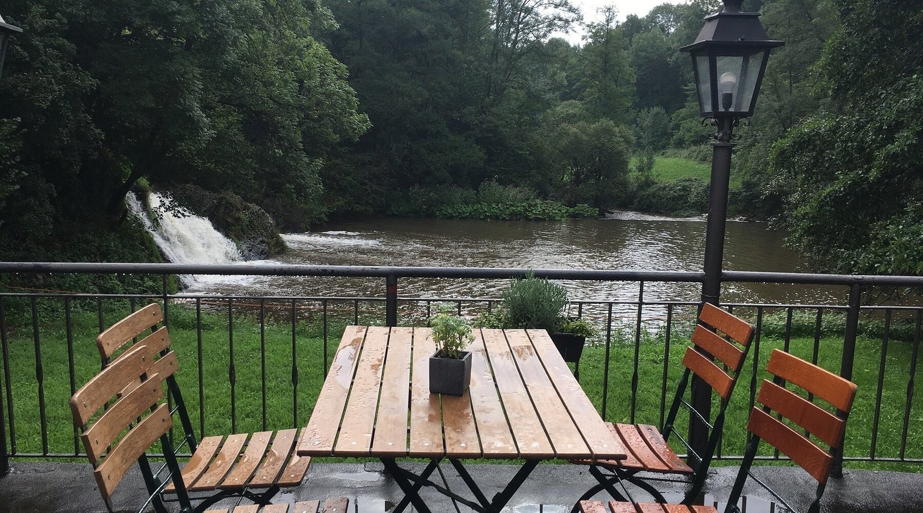 von der Terrasse der wunderbare Blick auf den Elzbach