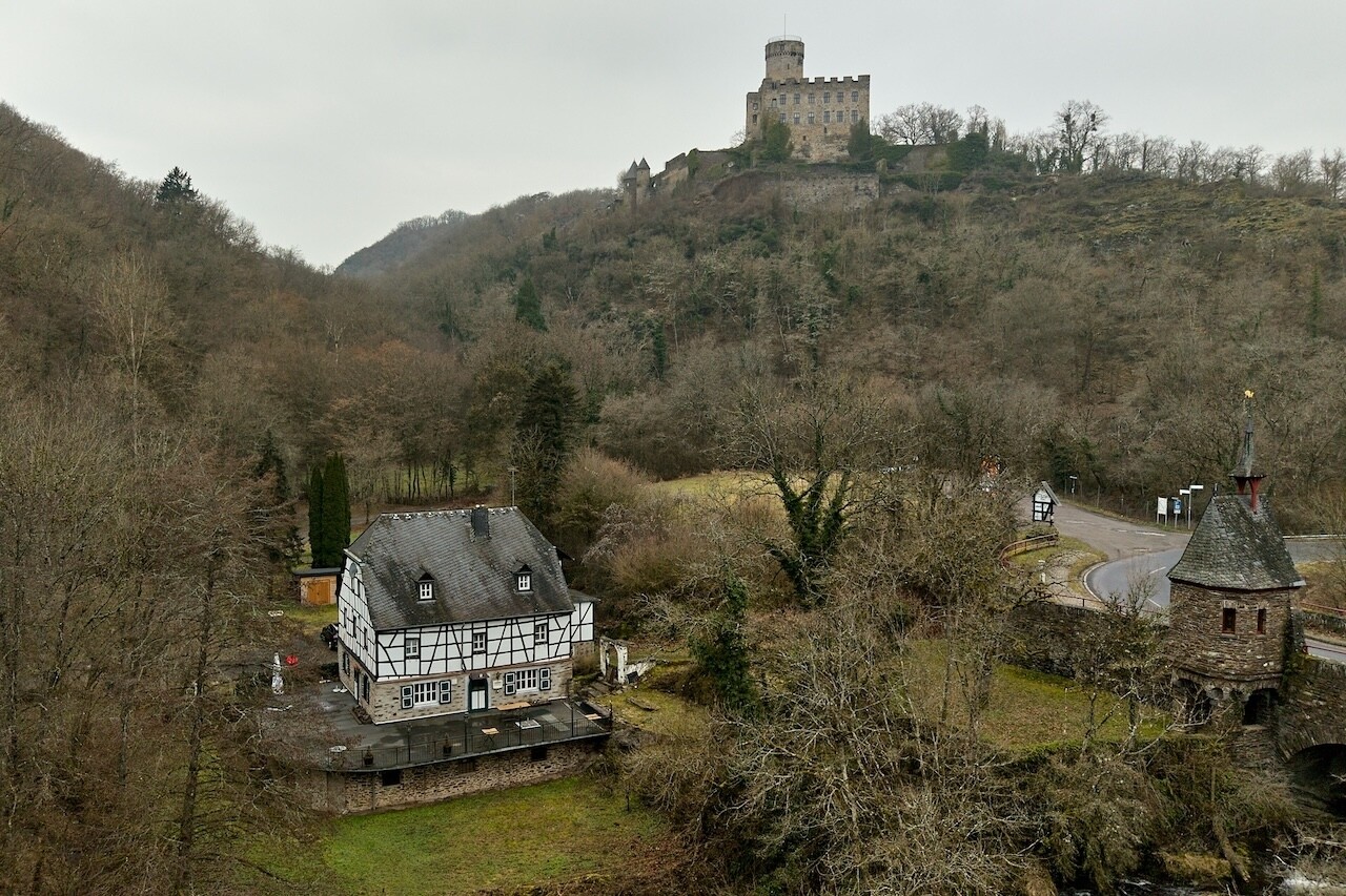 Pyrmonter Mühle in Alleinlage unter der Burg, erstmalig erwähnt im Jahre 1225
