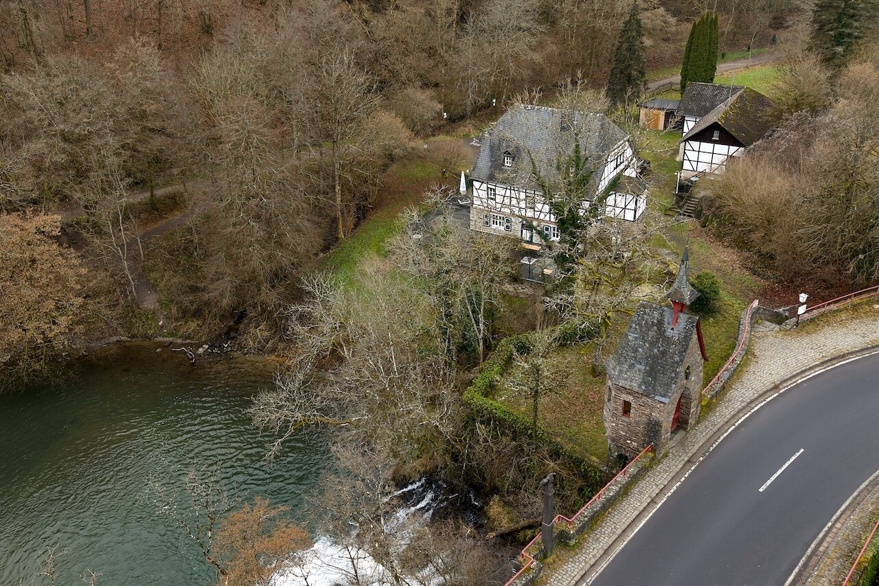 in atemberaubender  Natur der südlichen Eifel, die Pyrmonter Mühle aus dem Jahre 1651