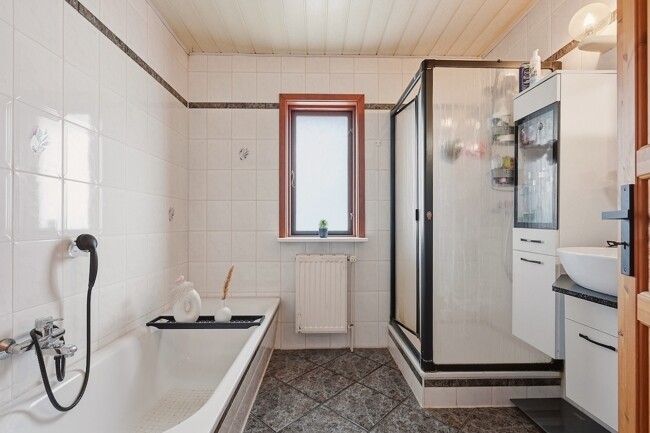Bad mit Wanne und Dusche