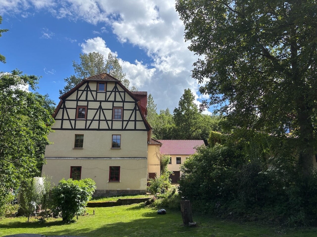 die Giebelansicht des Haupthauses 