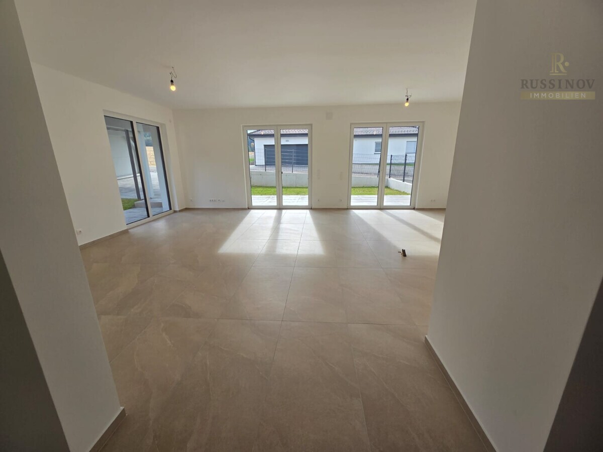Wohnzimmer mit offener Küche