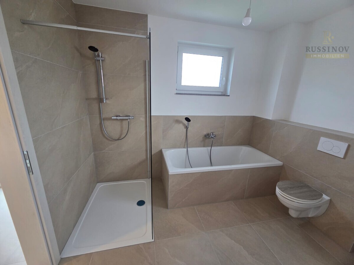 Modernes, helles Badezimmer