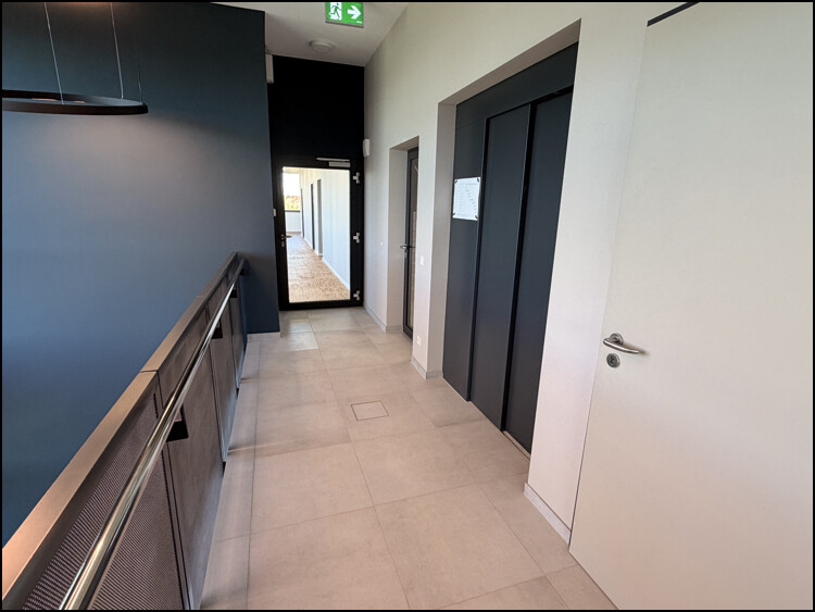 Galerie mit Fahrtstuhl zum Büro