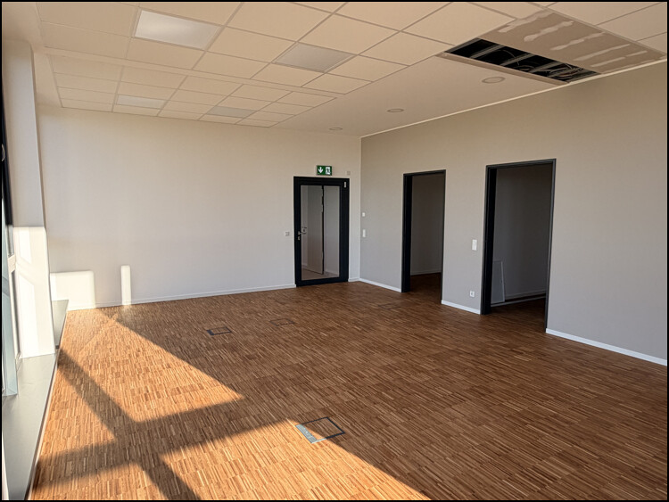 Büro zur Elbe mit 2 Lagerräumen