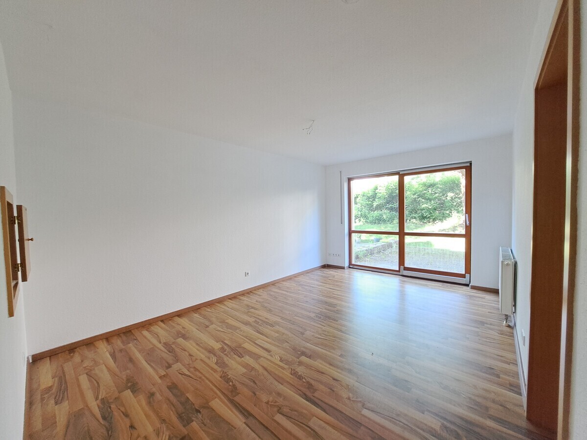 Wohnzimmer mit Zugang zur Terrasse