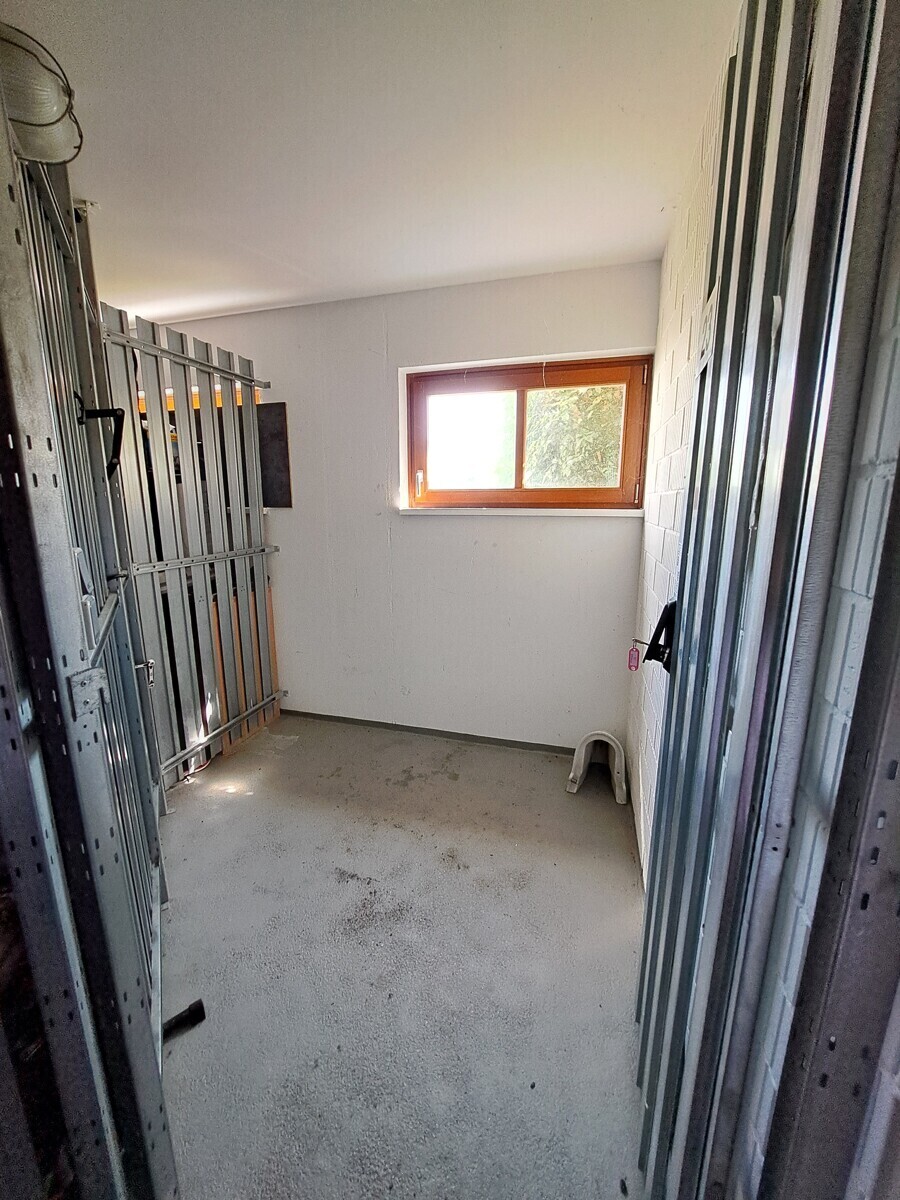 abschließbares Kellerabteil mit Fenster