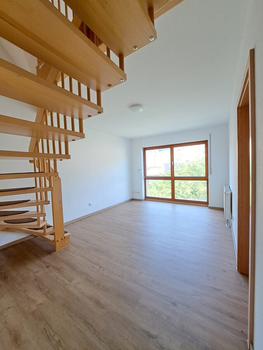 Wohn-Esszimmer mit Zugang zur oberen Etage