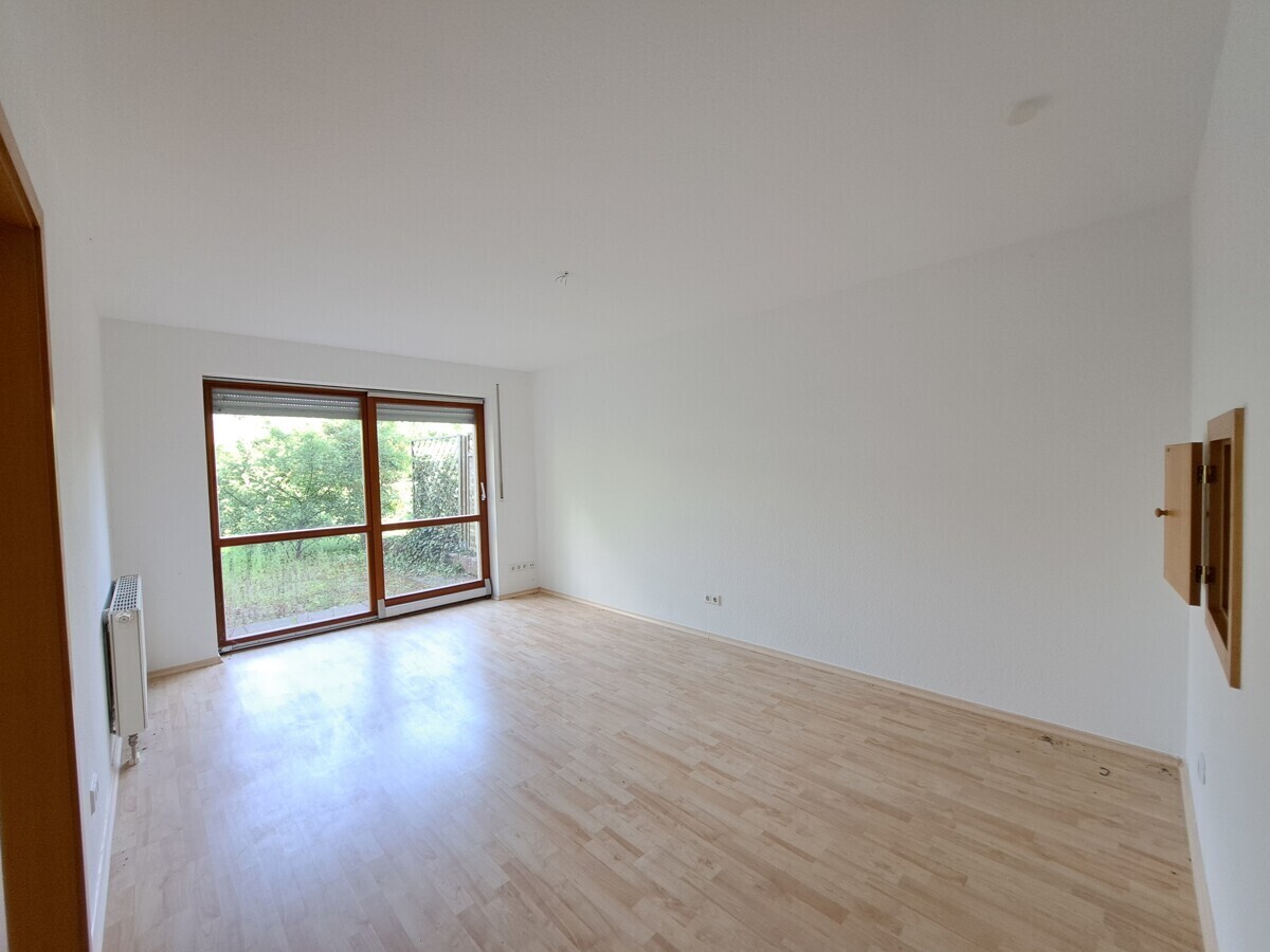 Wohnzimmer mit Zugang zur Terrasse
