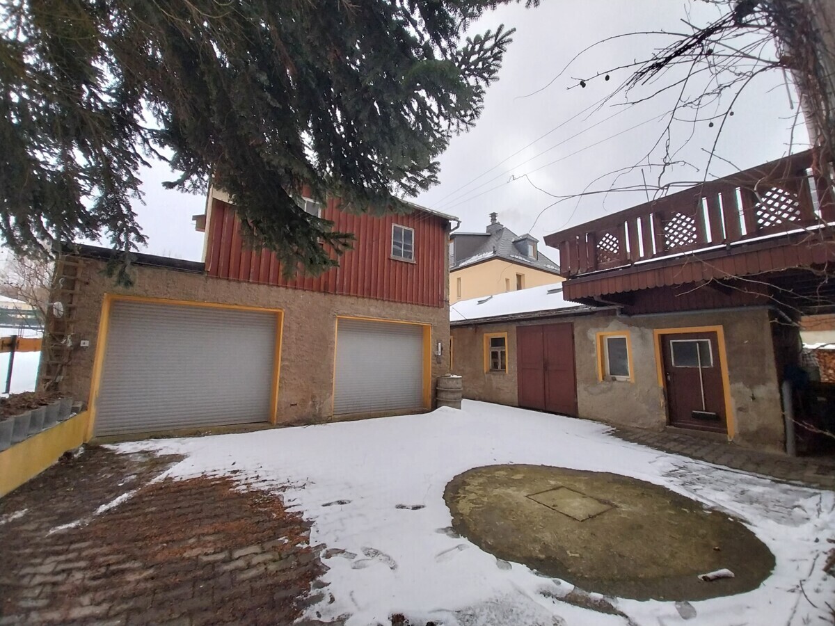 Innenhof mit Ansicht Garagen, Werkstatt und Balkon