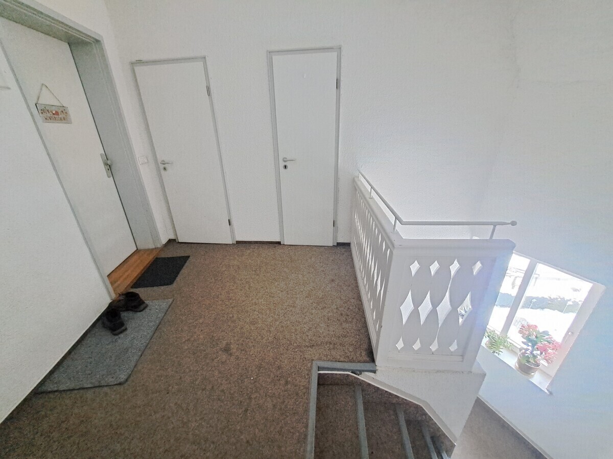 Treppenhaus - Zugang Dachboden und eigene Abstellkammer