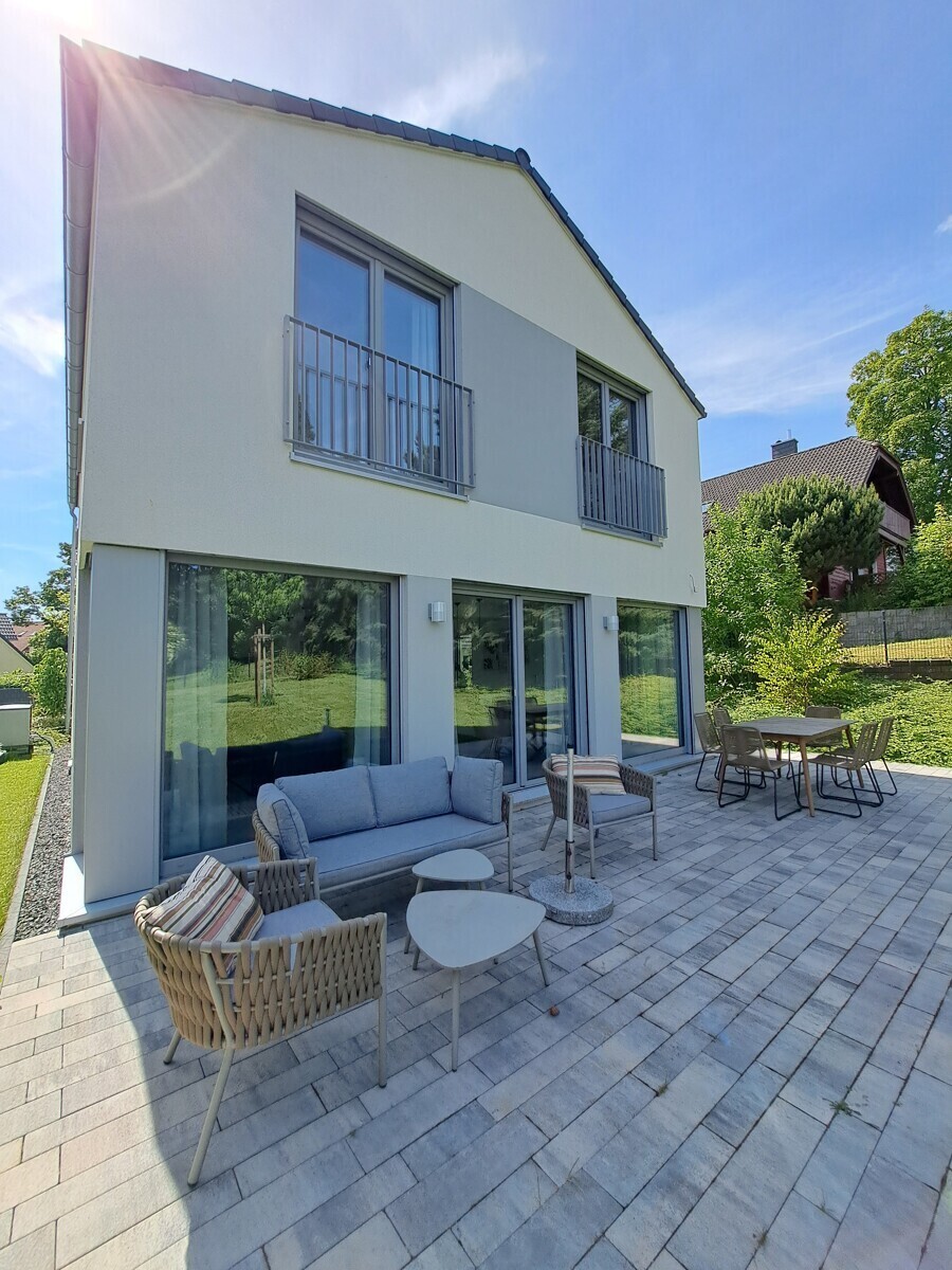 Hinteransicht mit Terrasse