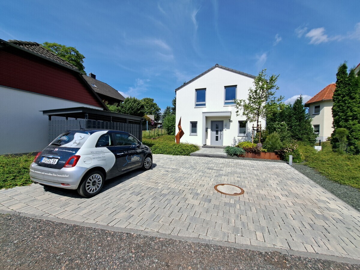 Parkplatz mit Gerätehaus
