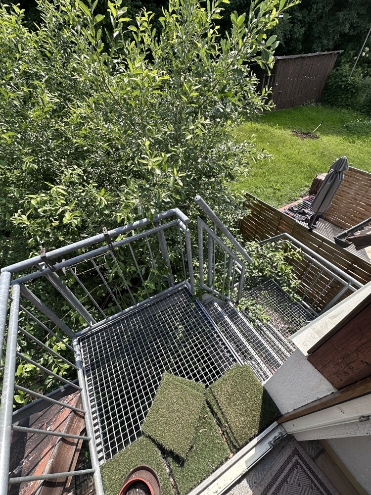 Treppe zum Garten vom Esszimmer OG