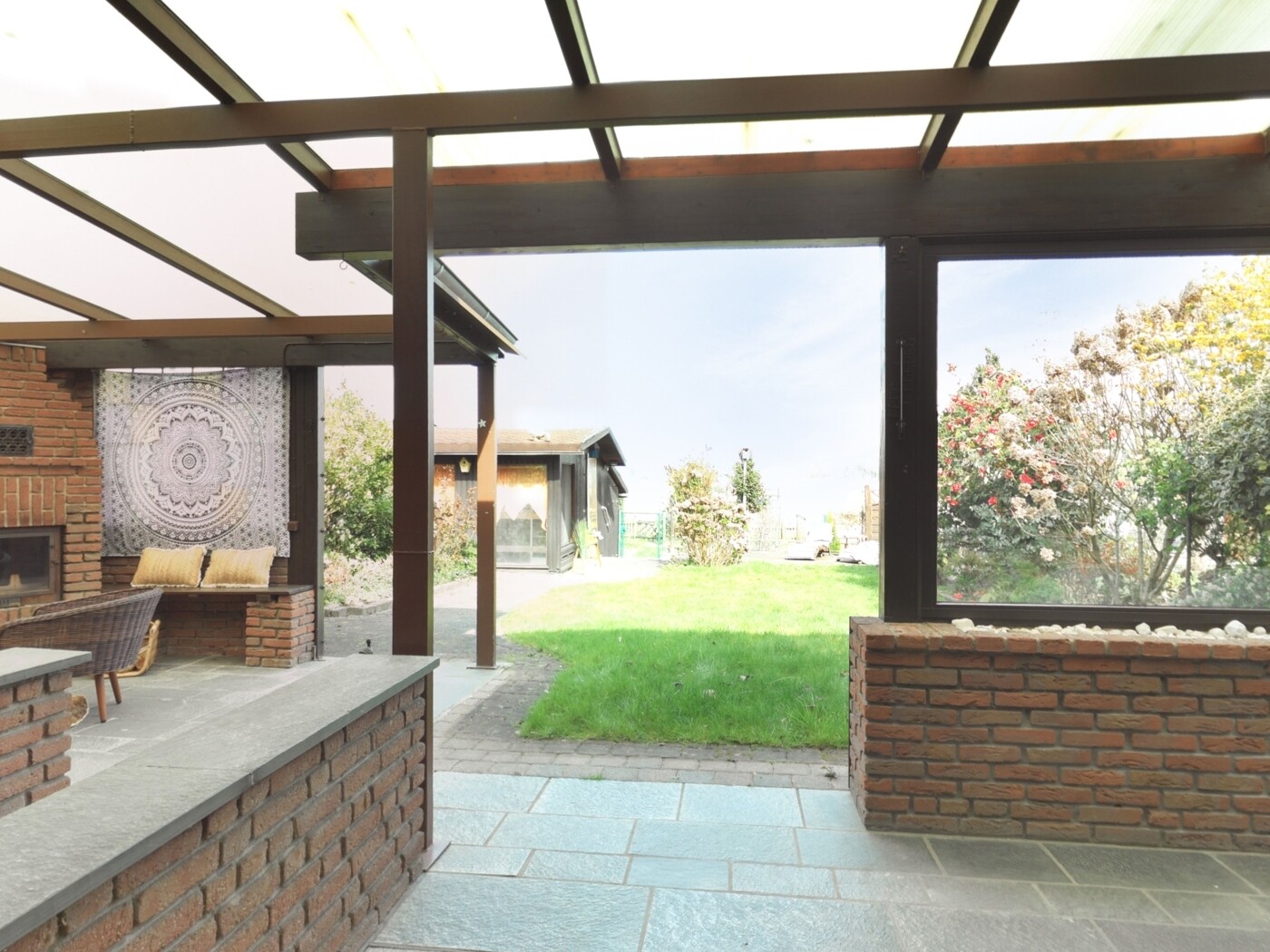 ÜBERDACHTE TERRASSE