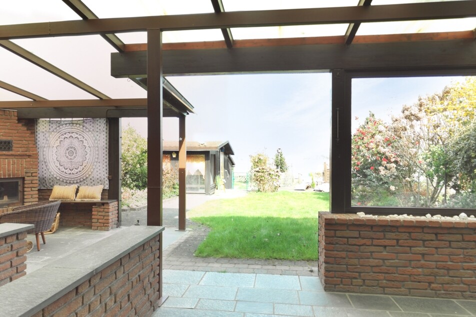 ÜBERDACHTE TERRASSE