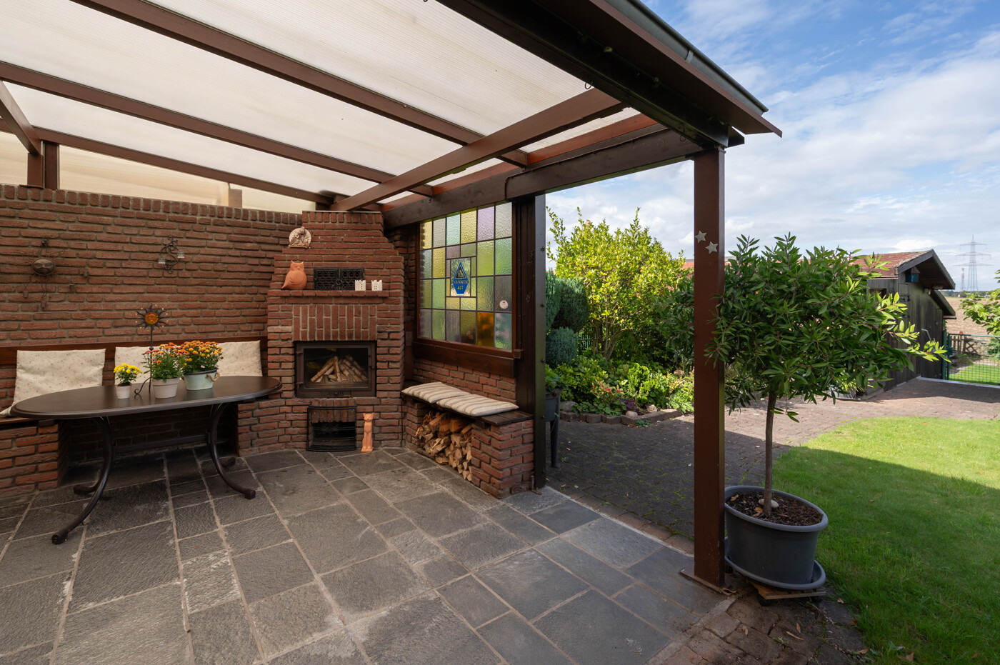 TERRASSE MIT KAMIN