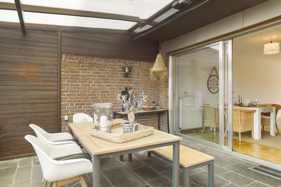ÜBERDACHTE TERRASSE