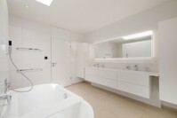 lux. Badezimmer m. Wanne, sep. Dusche u. WC