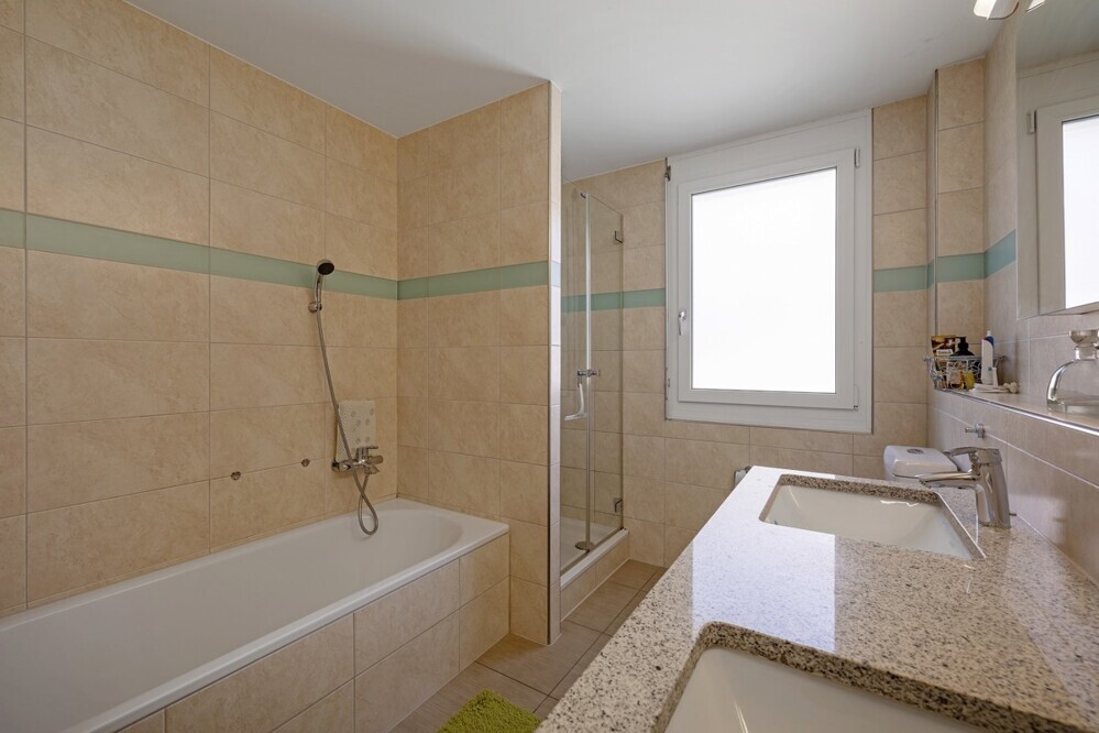 Kinderbad mit Badewanne und Dusche