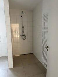 Dusche im Badezimmer