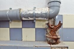 alte Guß-Abwasserleitungen sind bereits durch KG ersetzt