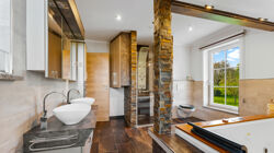 Das Tageslicht Badezimmer en Suite mit Doppel-Whirl-Wanne, Glasdusche und Doppelwaschtisch