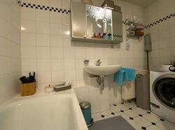 Badezimmer mit Waschmaschinen-Stellplatz