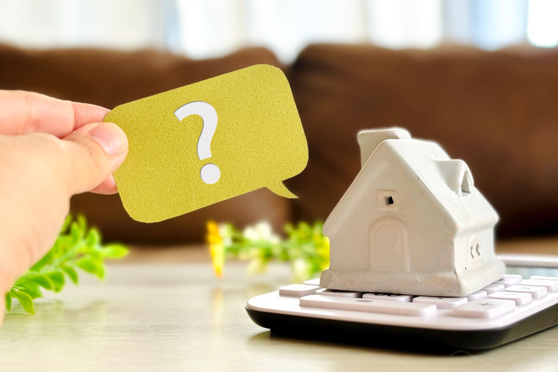 Fragezeichen neben Modellhaus