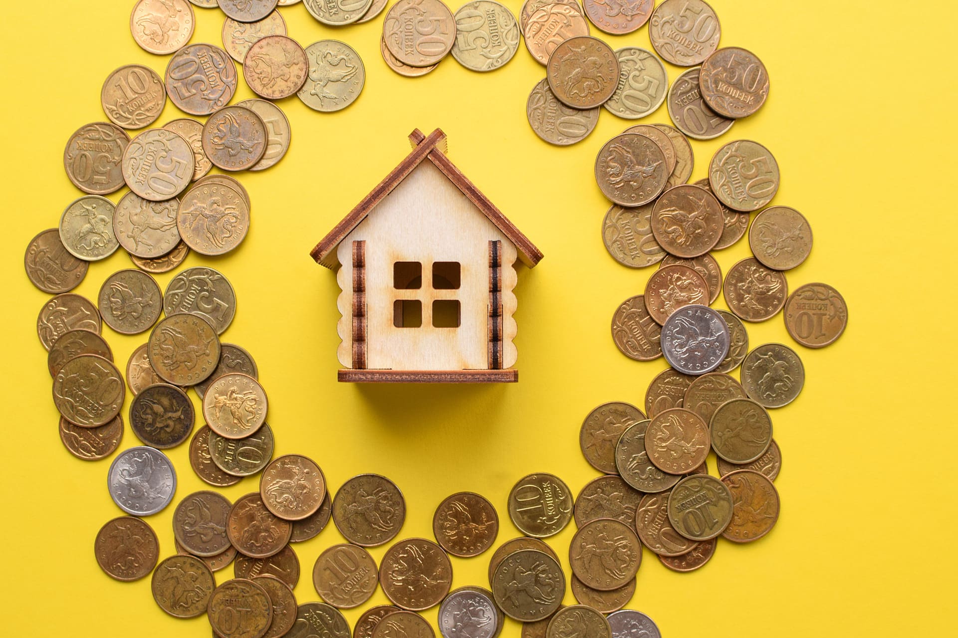 Münzen um Modellhaus