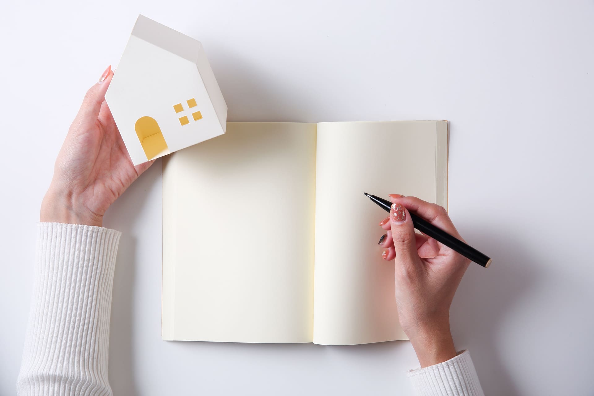 Notizbuch und Modellhaus