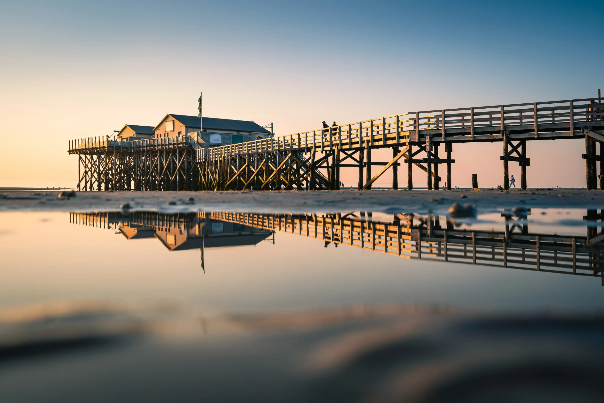 Immobilienmakler Sankt Peter-Ording an der Westküste – Seebrücke bei Sonnenuntergang