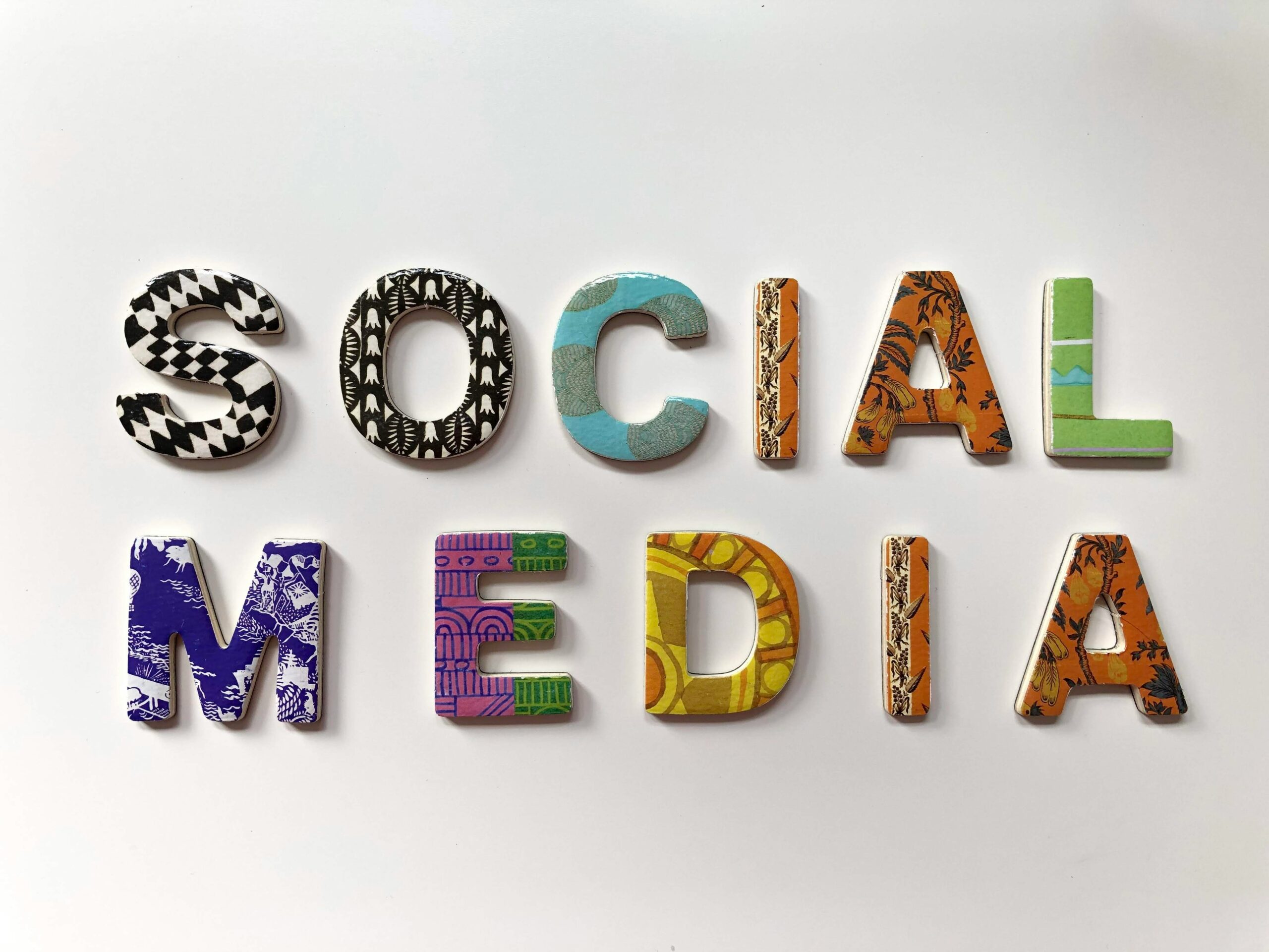 Social Media Schriftzug in bunt
