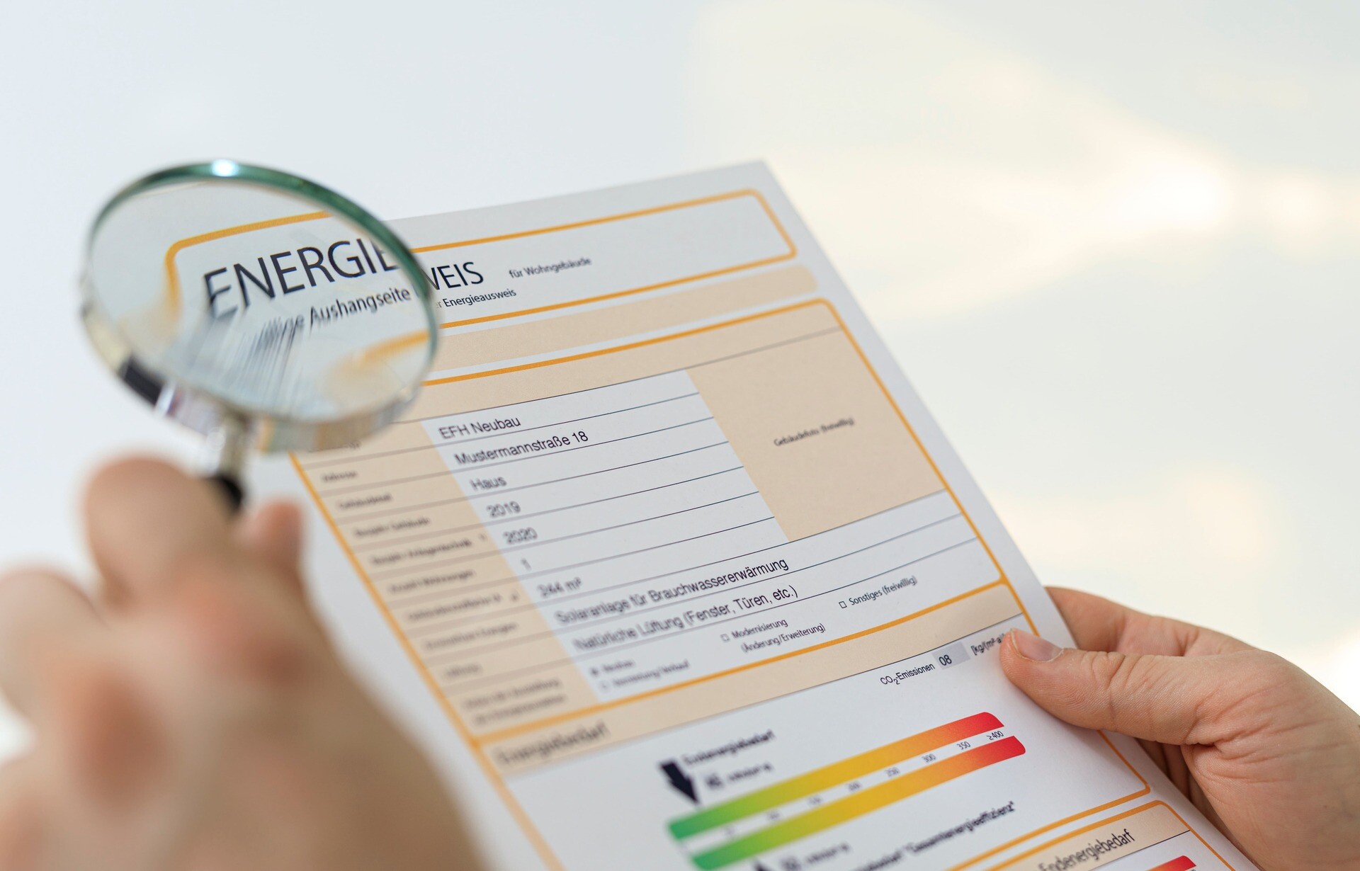 Lupe wird über Energieausweis gehalten