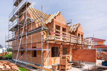 Im Bau befindliches Gebäude mit Baugerüst.