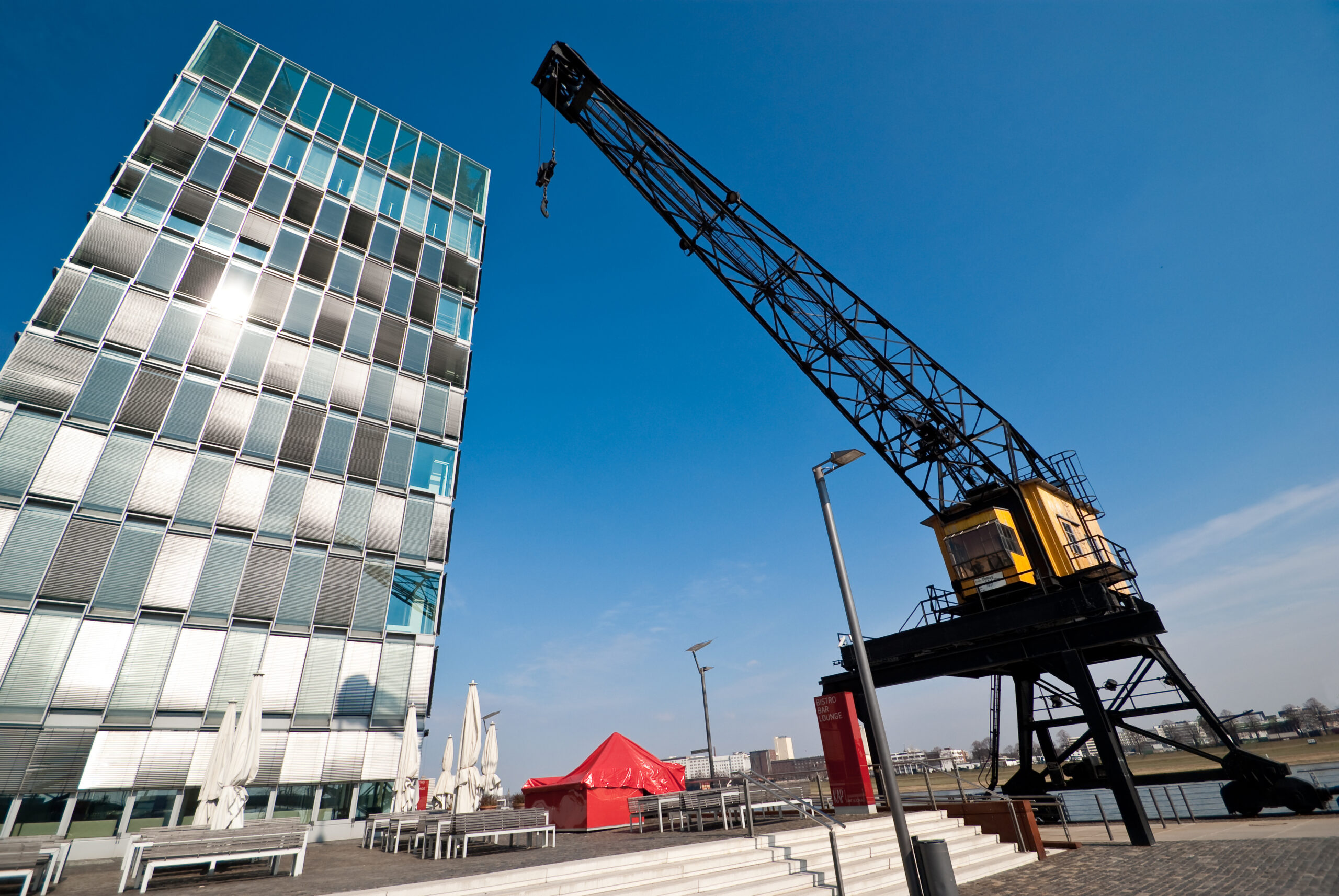 Blick auf den Kran am Rheinauhafen