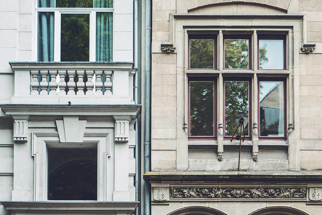 Ein modernisierter Altbau steht neben einem nicht modernisierten Altbau